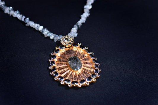 SURAJ An elegant pendant.